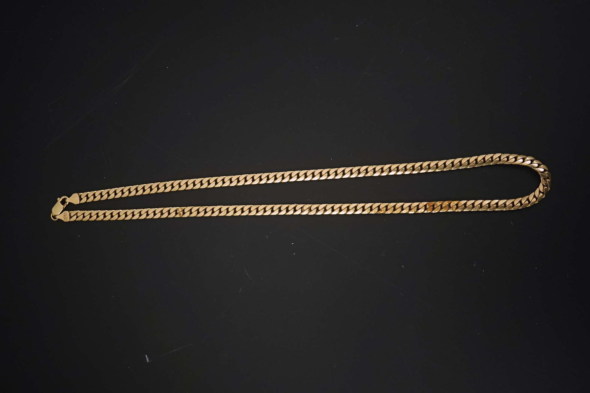 A modern 9ct gold curb link chain